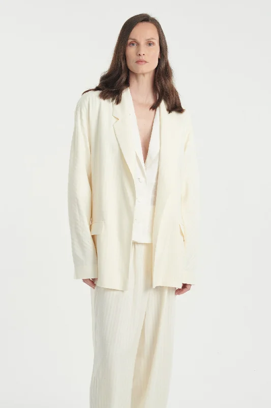 Ivory textured belted fluid jacket